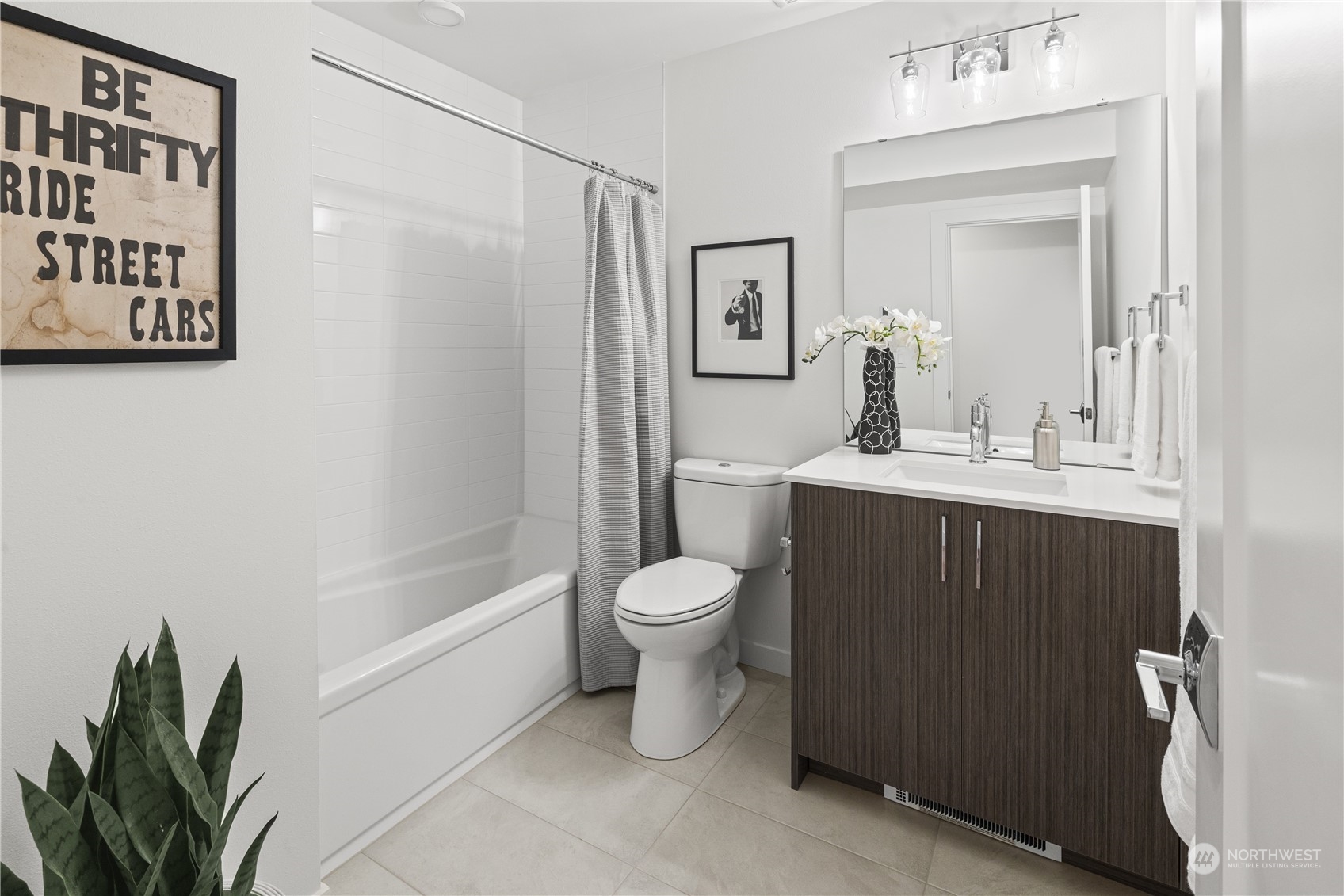 1425 East Howell Street Seattle, WA 98122 - Photo 10 of 20 a bathroom with a toilet a sink and a bathtub