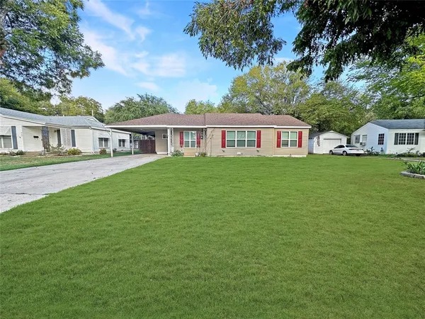 $2,000 | 928 Lydick Lane, River Oaks, TX 76114