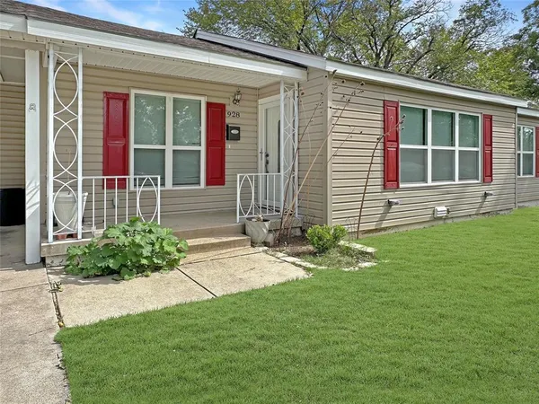 $2,000 | 928 Lydick Lane, River Oaks, TX 76114