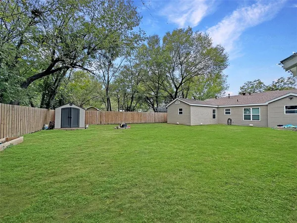 $2,000 | 928 Lydick Lane, River Oaks, TX 76114