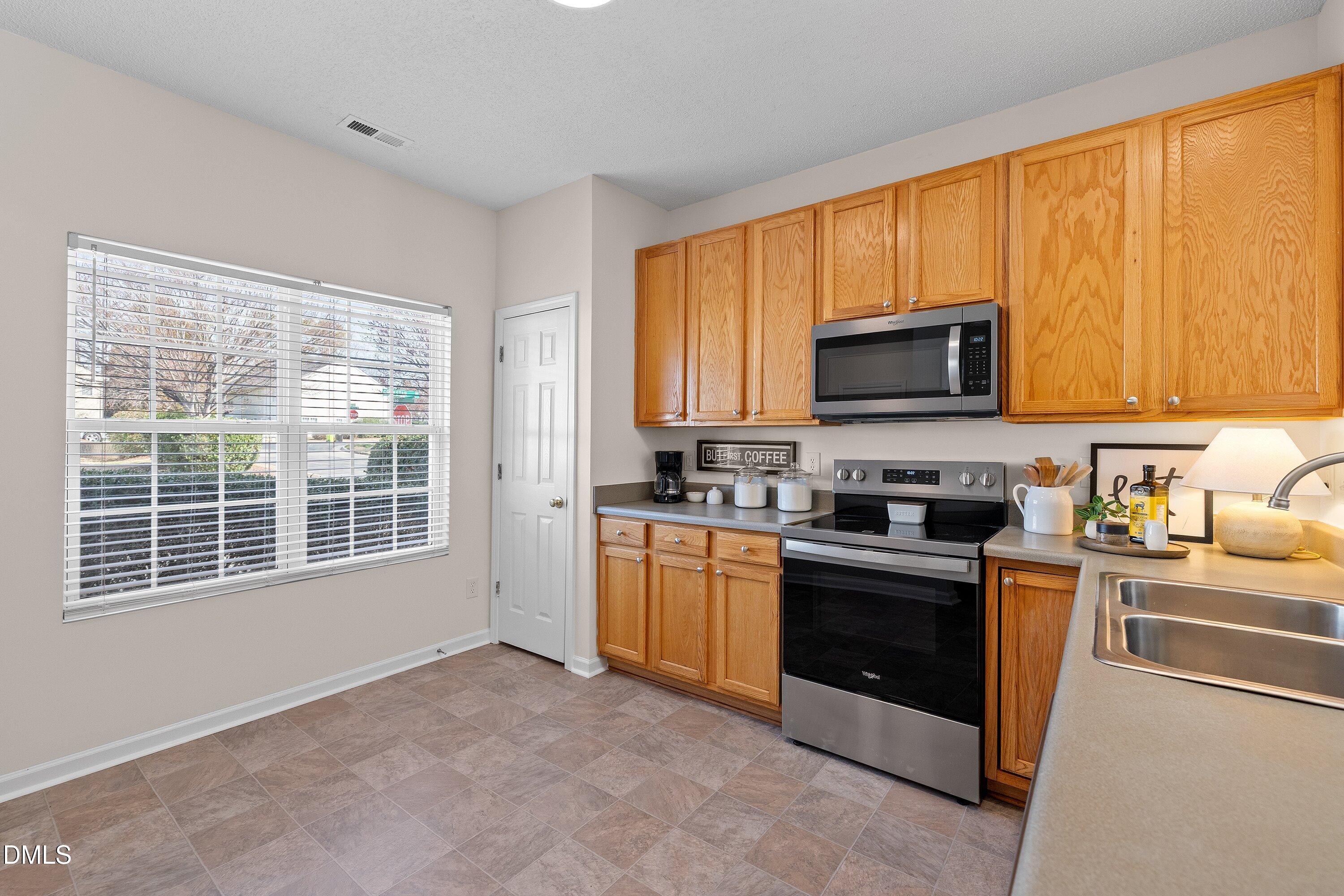 101 Graystar Road Apex, NC 27502 - Photo 6 of 36 Eat in kitchen