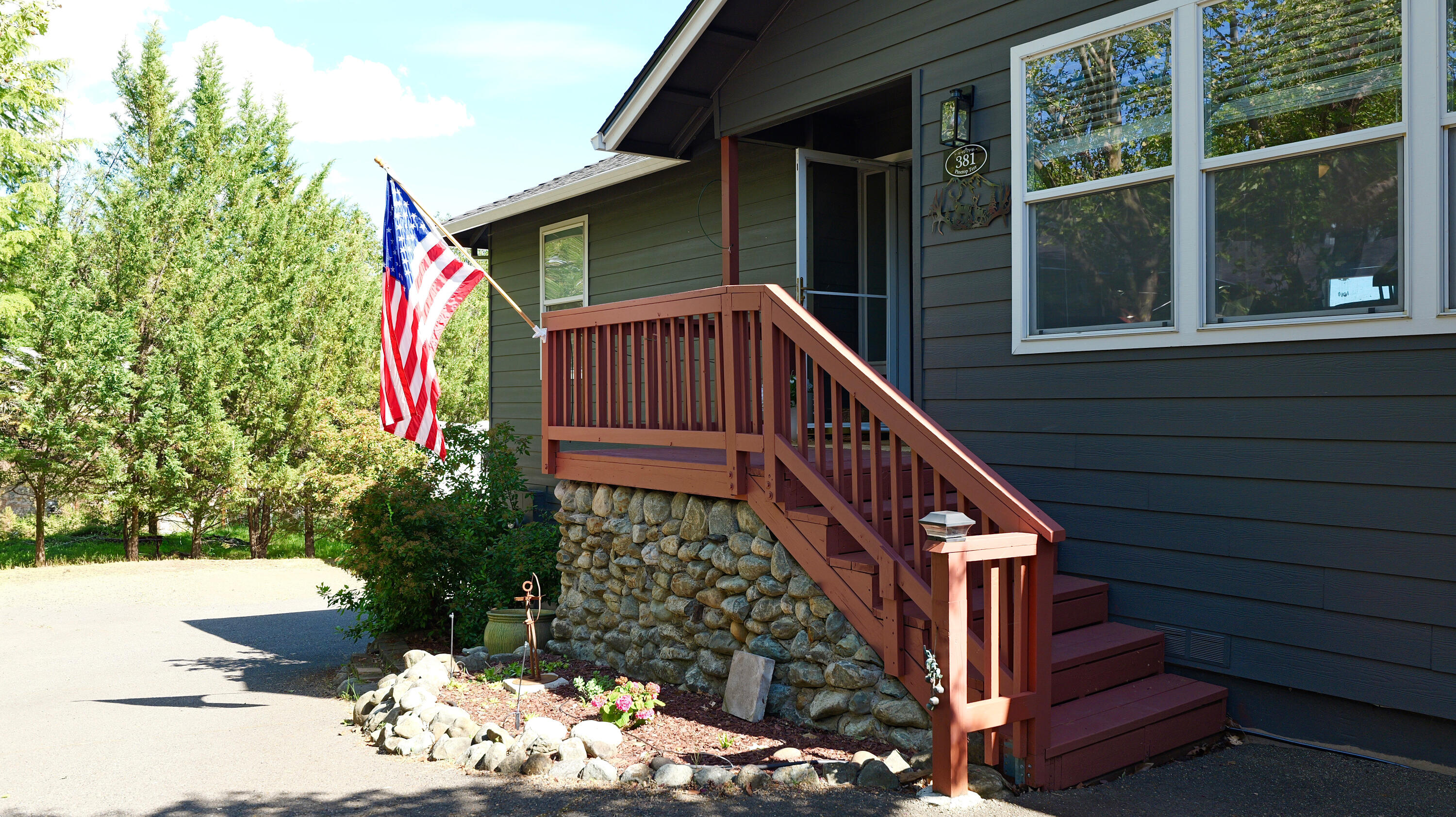 381 Pinetop Terrace Shady Cove, OR 97539 - Photo 5 of 66