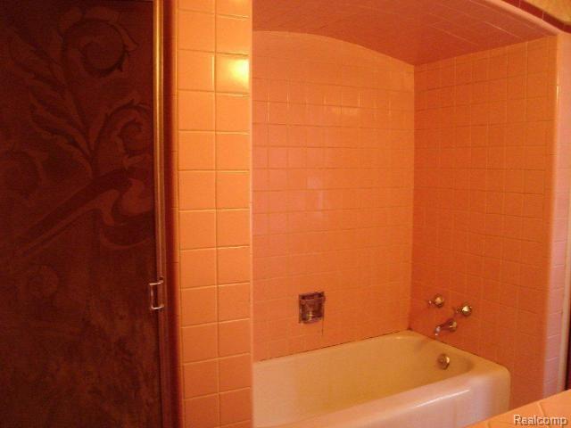 1700 Littlestone Road Grosse Pointe, MI 48236 - Photo 10 of 12 Full bath