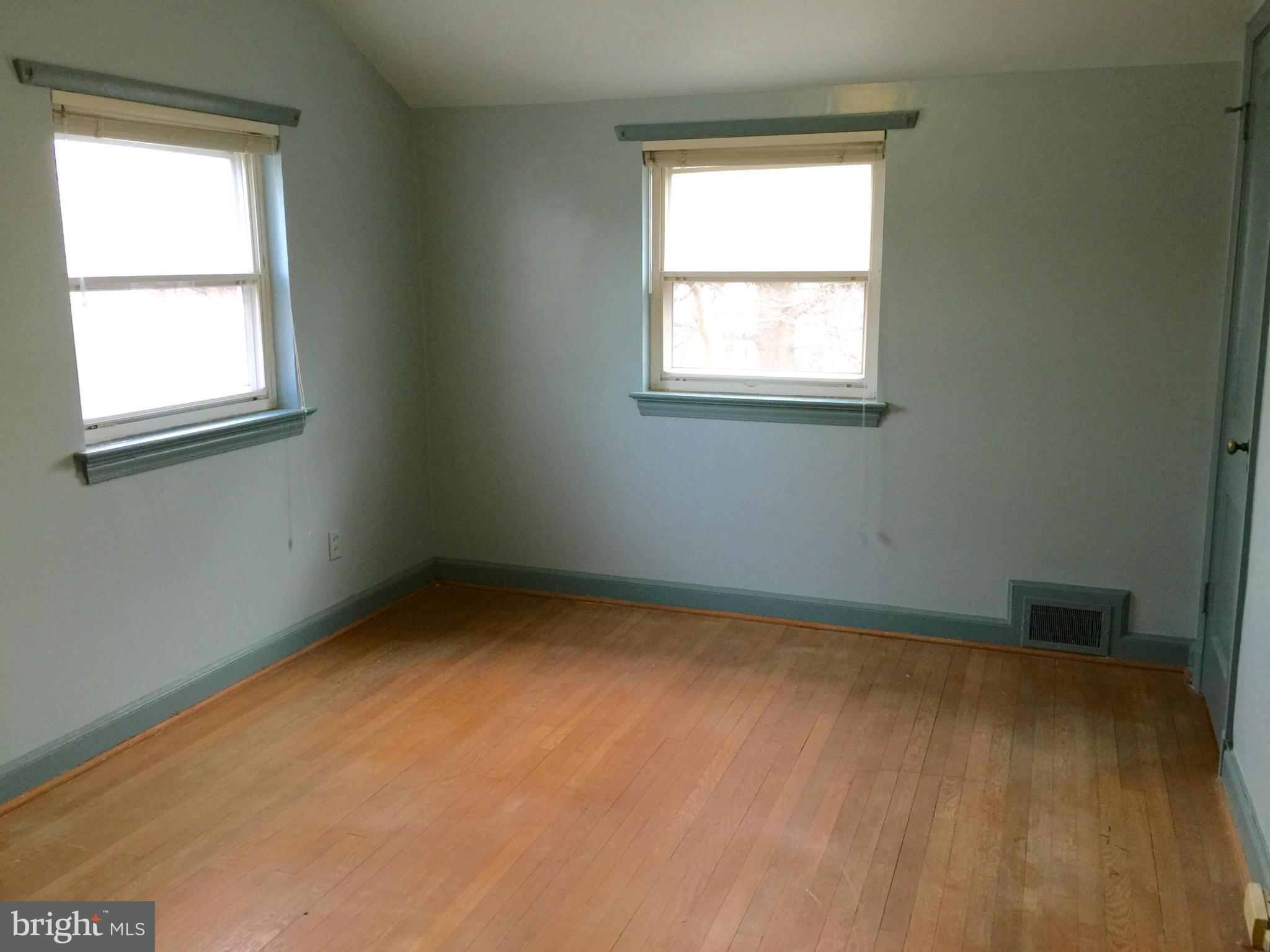 4915 Redford Road Bethesda, MD 20816 - Photo 9 of 15 an empty room with a window