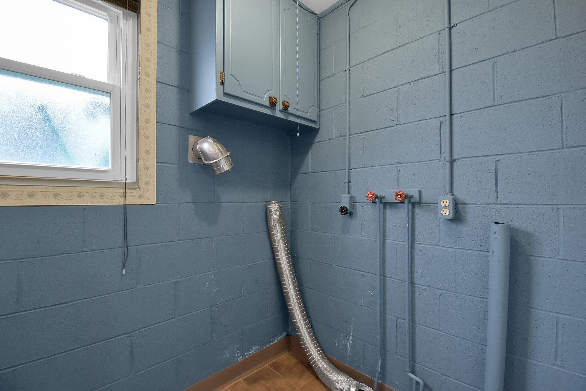 6383 Faircrest Road Columbus, OH 43229 - Photo 21 of 26 Washer/dryer hook up