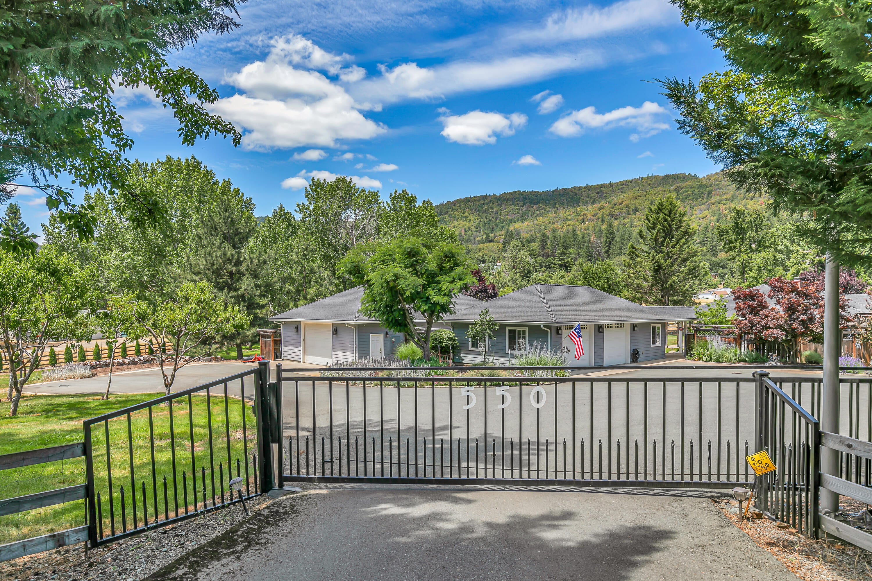 550 Pair A Dice Ranch Road Jacksonville, OR 97530 - Photo 2 of 83 9R9A9299