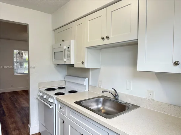 $1,495 | 1821 Thomas Street, Unit 5, Hollywood, FL 33020
