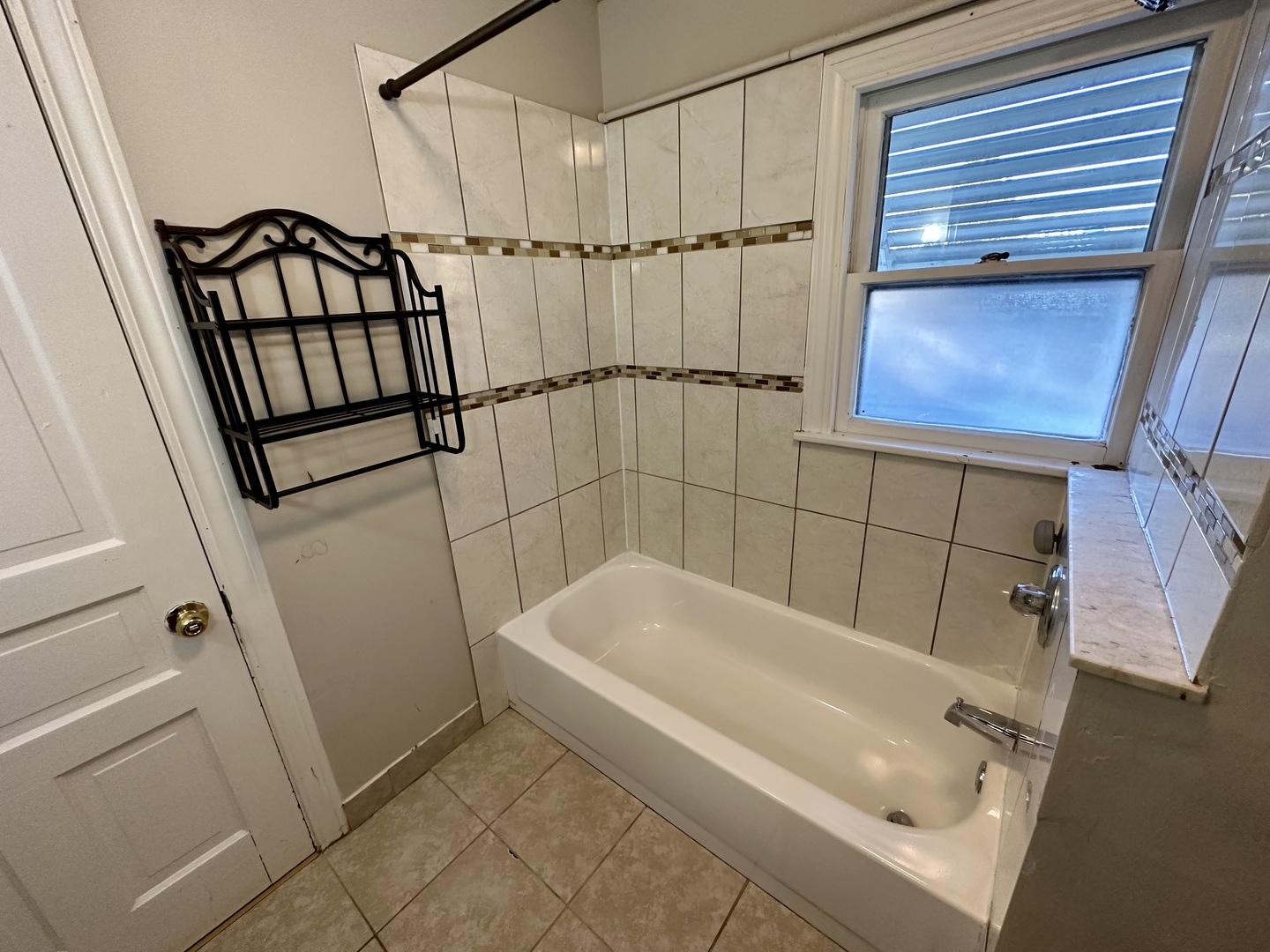 633 Chester Avenue Elgin, IL 60120 - Photo 16 of 29 a bathroom with a bathtub
