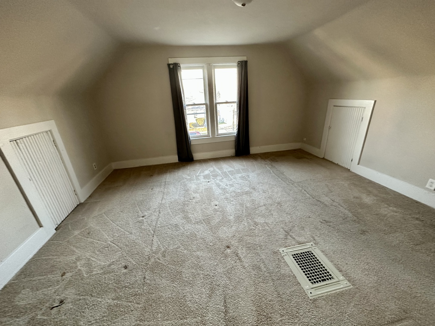 633 Chester Avenue Elgin, IL 60120 - Photo 21 of 29 an empty room with windows