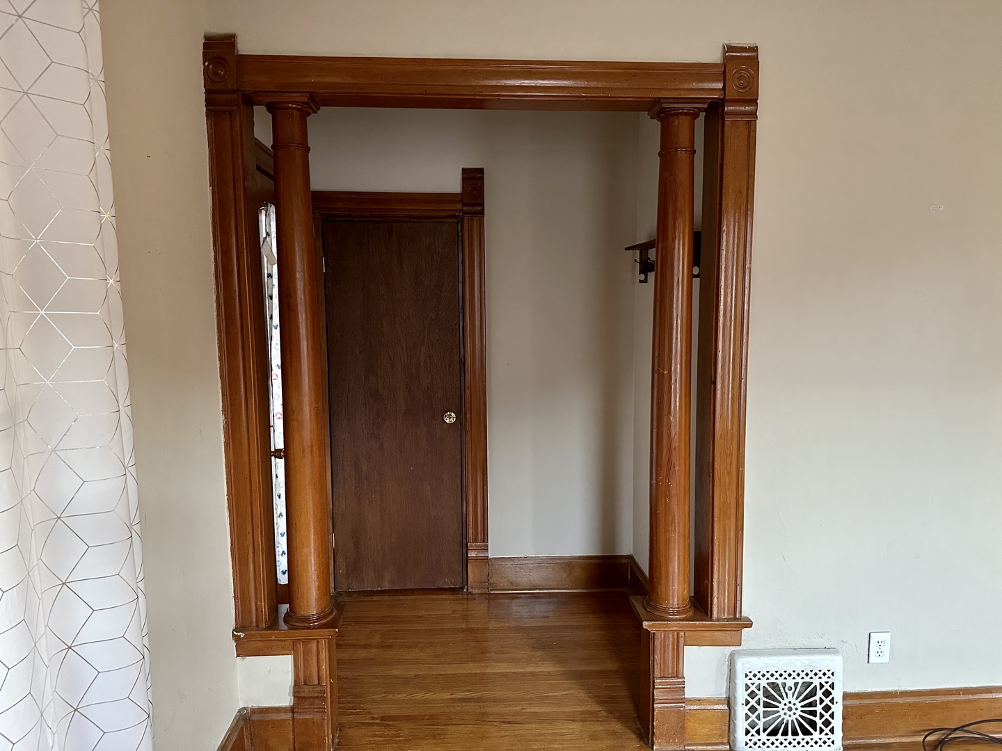 633 Chester Avenue Elgin, IL 60120 - Photo 3 of 29 a view of front door