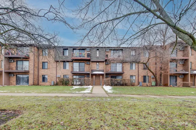 $2,100 | 724 Briar Hill Lane, Unit 3, Addison, IL 60101
