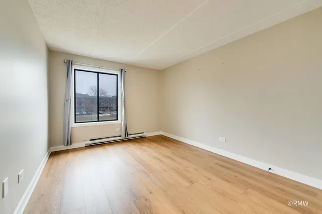 $2,100 | 724 Briar Hill Lane, Unit 3, Addison, IL 60101