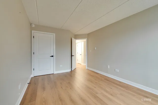 $2,100 | 724 Briar Hill Lane, Unit 3, Addison, IL 60101