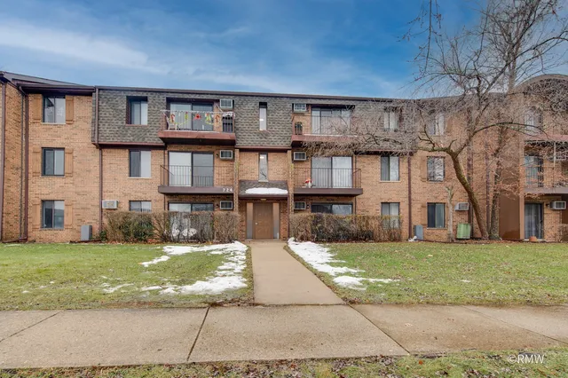 $2,100 | 724 Briar Hill Lane, Unit 3, Addison, IL 60101