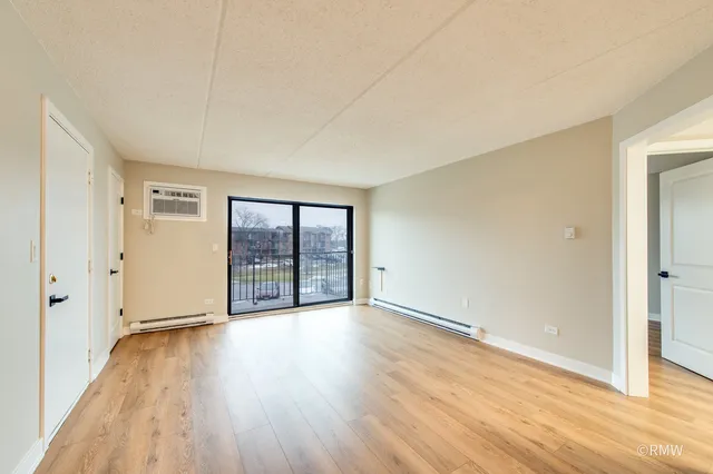 $2,100 | 724 Briar Hill Lane, Unit 3, Addison, IL 60101