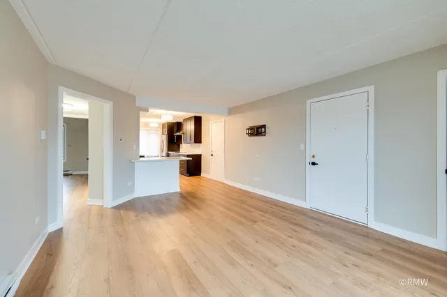 $2,100 | 724 Briar Hill Lane, Unit 3, Addison, IL 60101