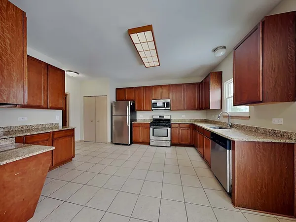 $2,960 | 322 Clarewood Circle, Grayslake, IL 60030