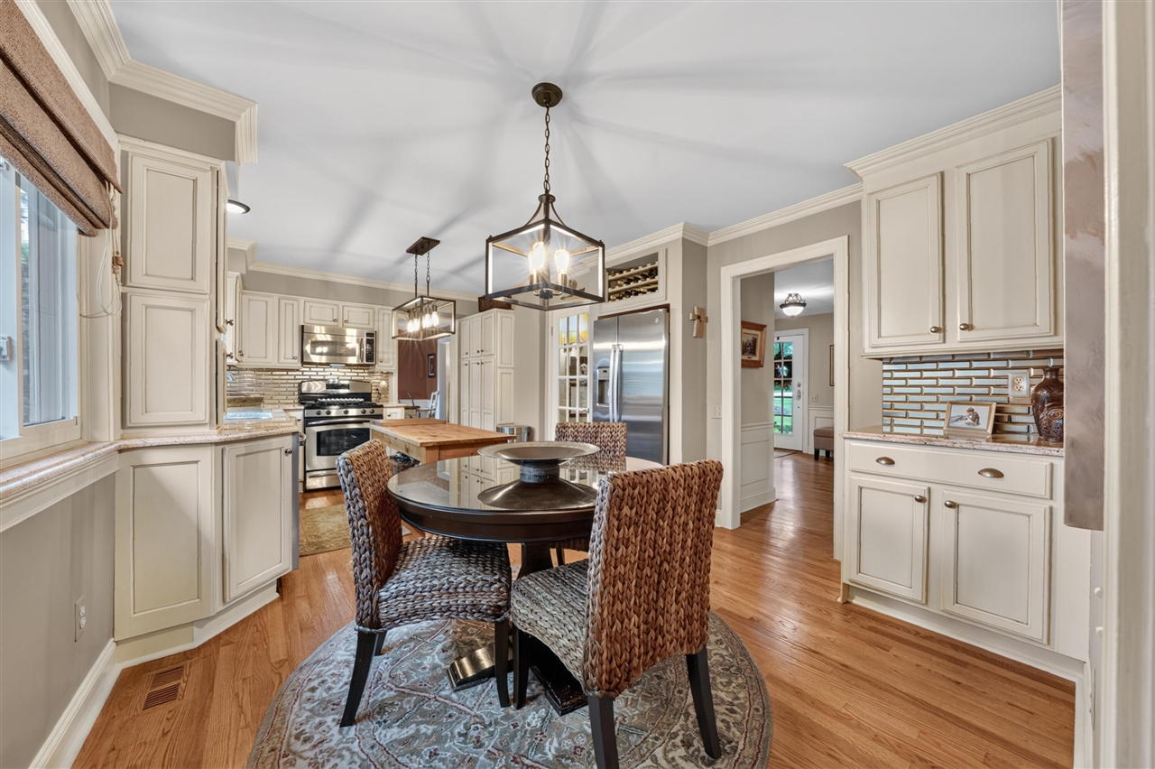 864 Great Oaks Boulevard Rochester, MI 48307 - Photo 2 of 23