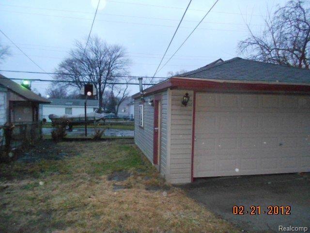 6635 Pelham Road Allen Park, MI 48101 - Photo 3 of 9 DSCN8909.JPG