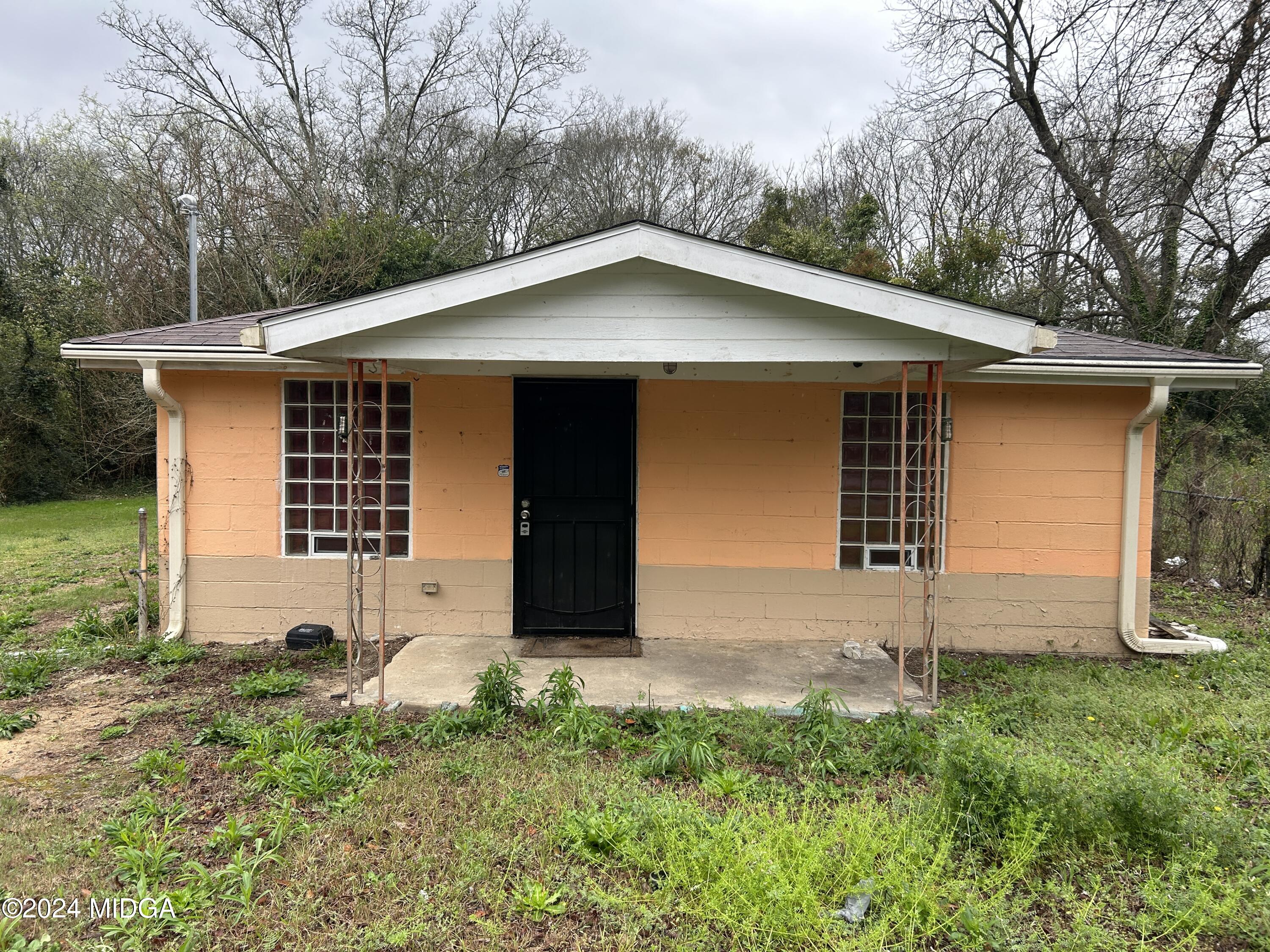 a front view of house with yard