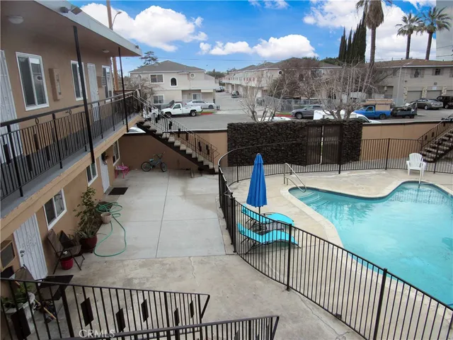 a view of a house with backyard and furniture