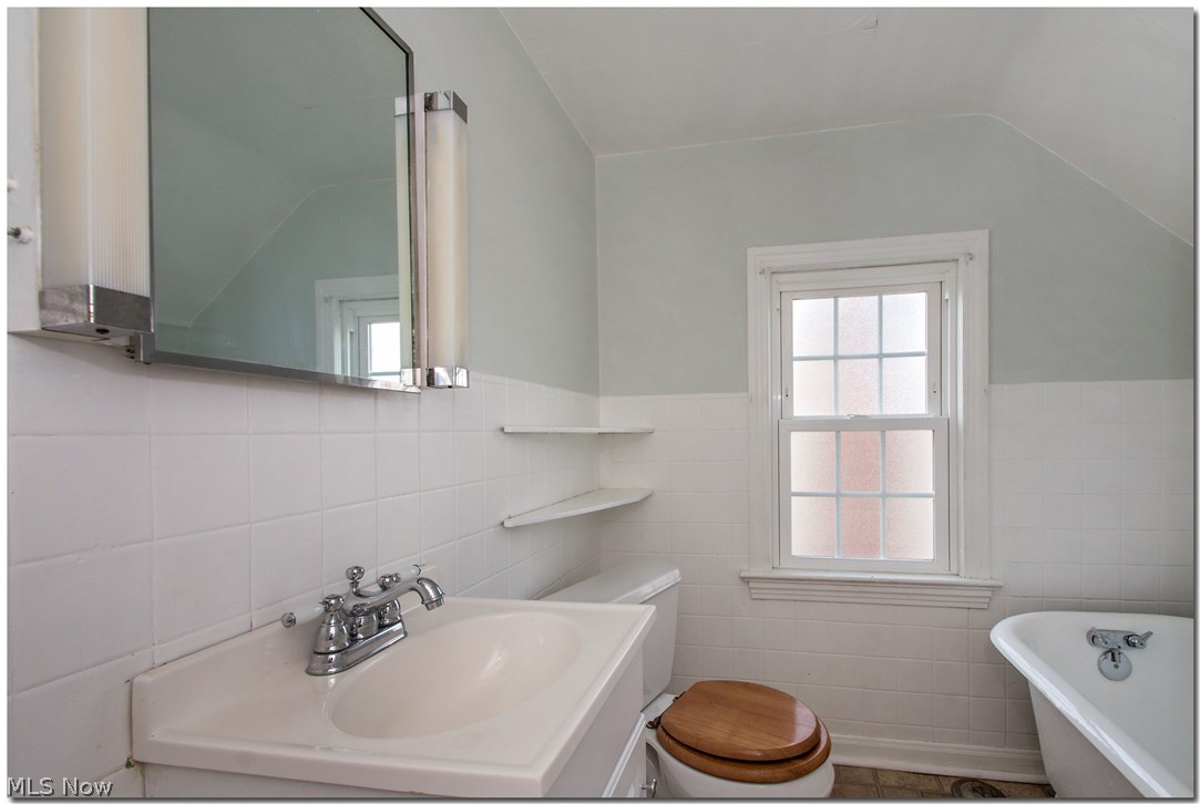 3695 Strathavon Road Cleveland, OH 44120 - Photo 29 of 32