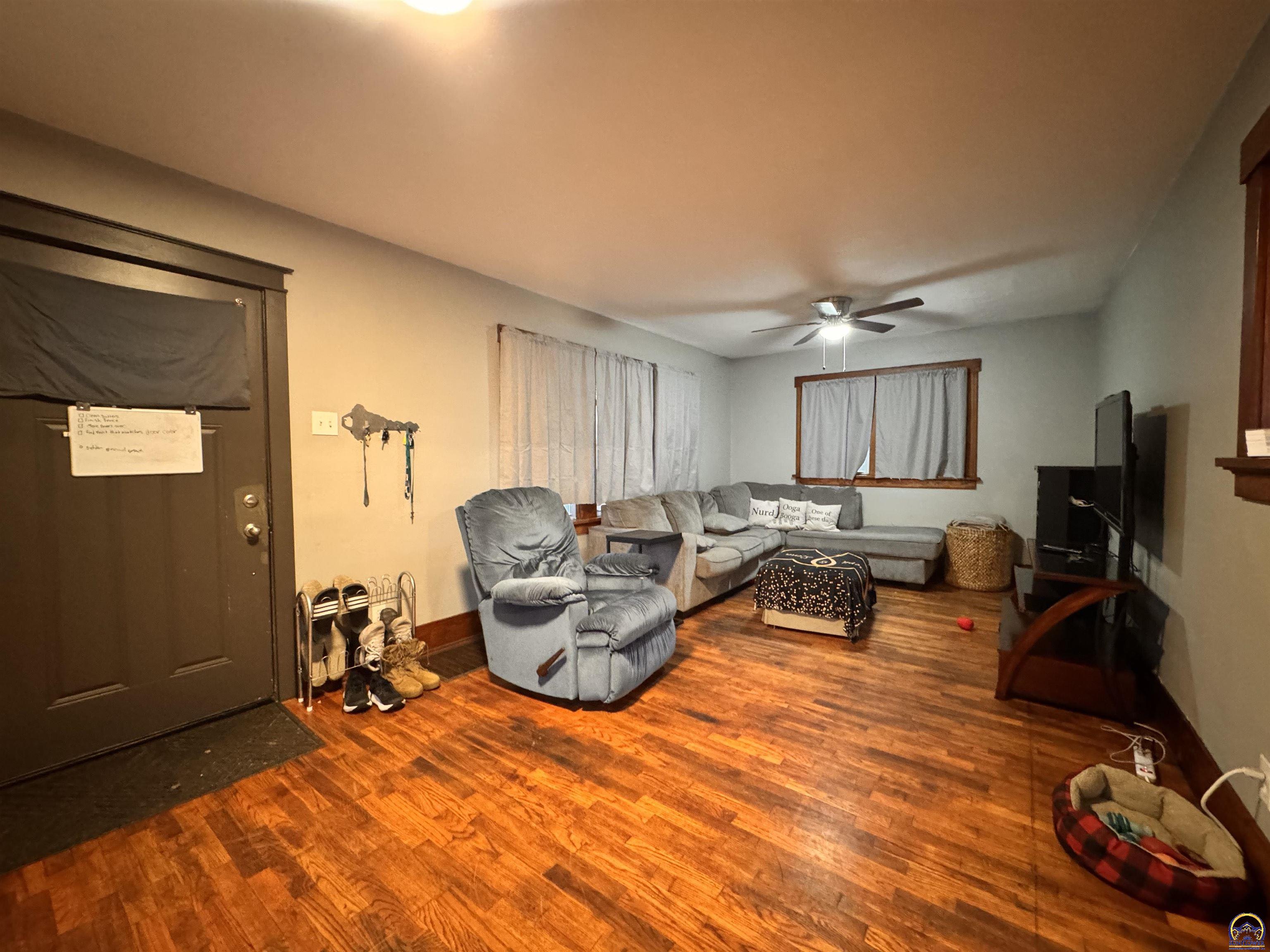 329 Northwest Waite Street Topeka, KS 66606 - Photo 3 of 35