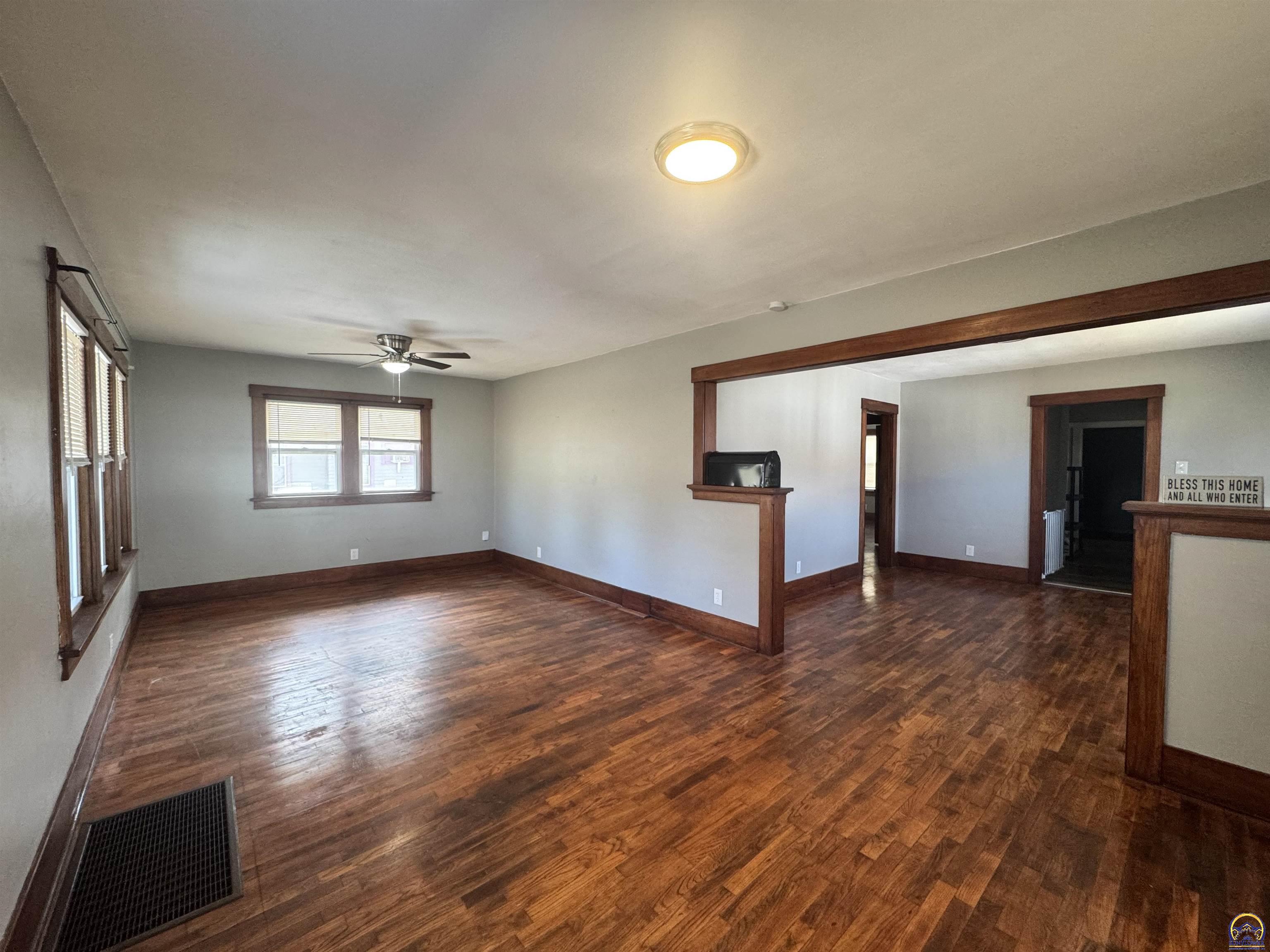 329 Northwest Waite Street Topeka, KS 66606 - Photo 3 of 41