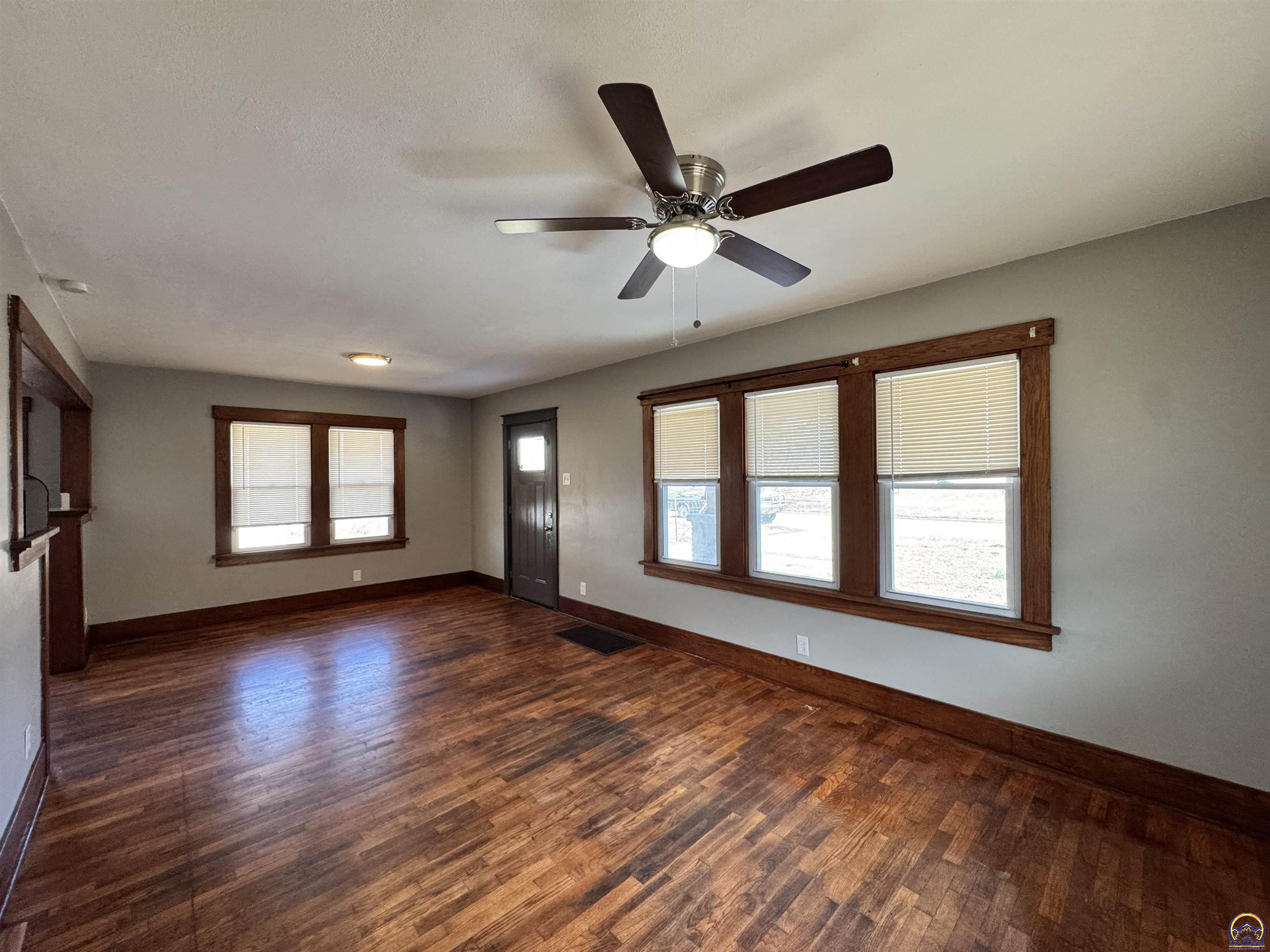 329 Northwest Waite Street Topeka, KS 66606 - Photo 4 of 41