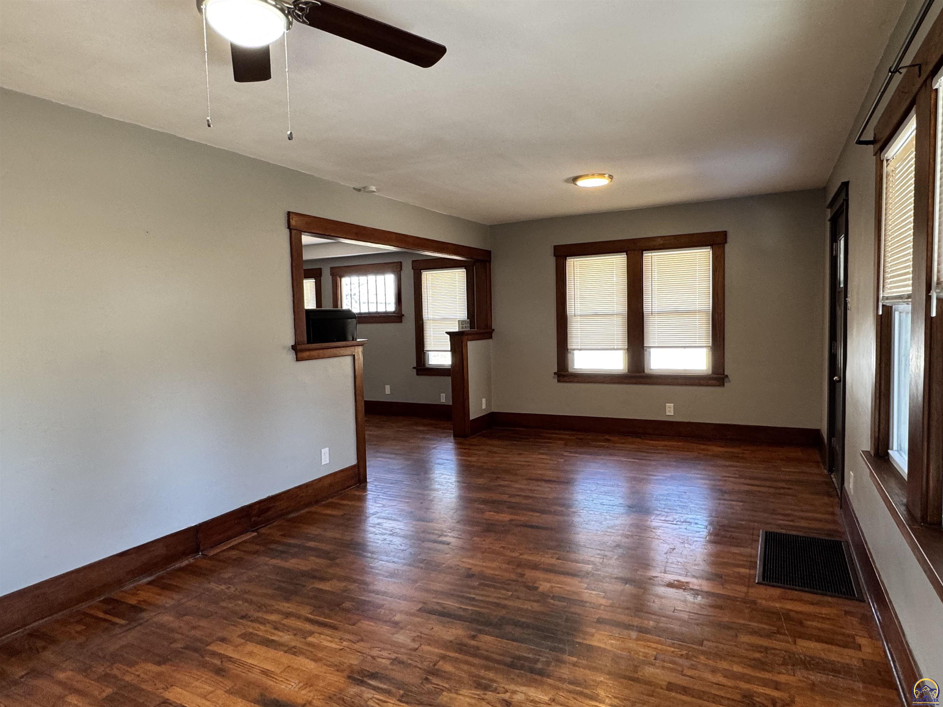 329 Northwest Waite Street Topeka, KS 66606 - Photo 5 of 41