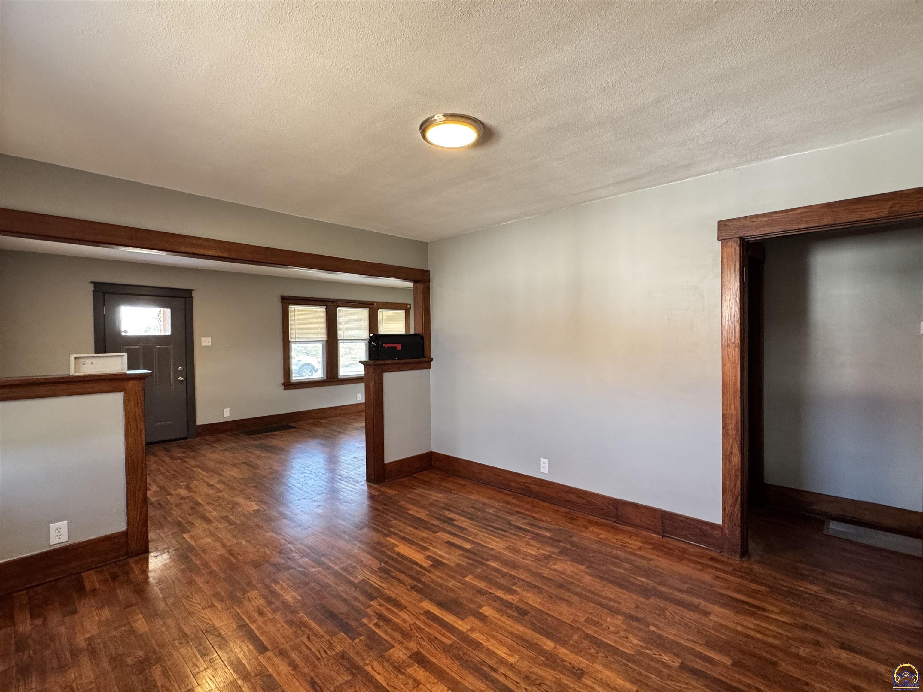 329 Northwest Waite Street Topeka, KS 66606 - Photo 6 of 41