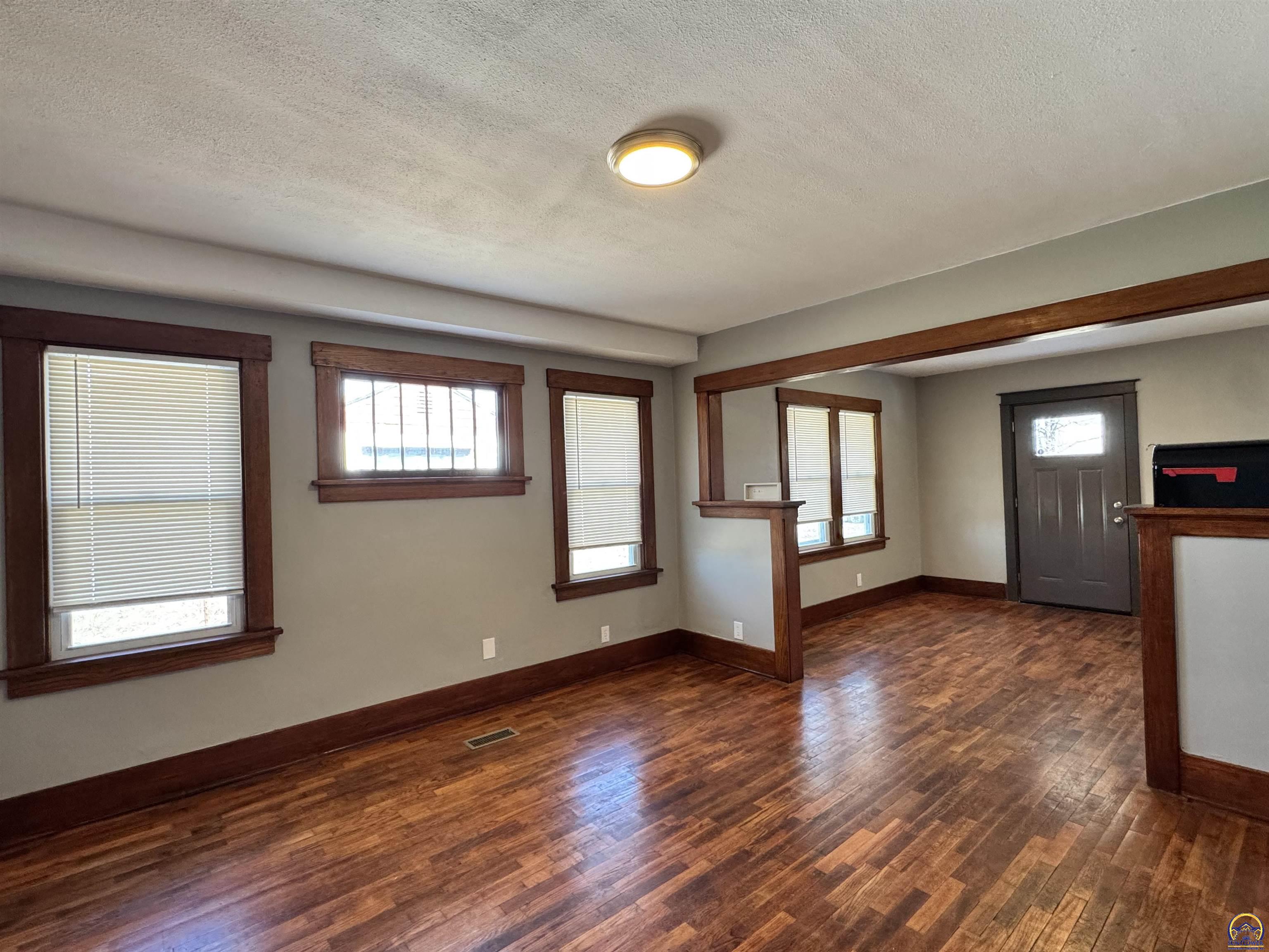 329 Northwest Waite Street Topeka, KS 66606 - Photo 7 of 41