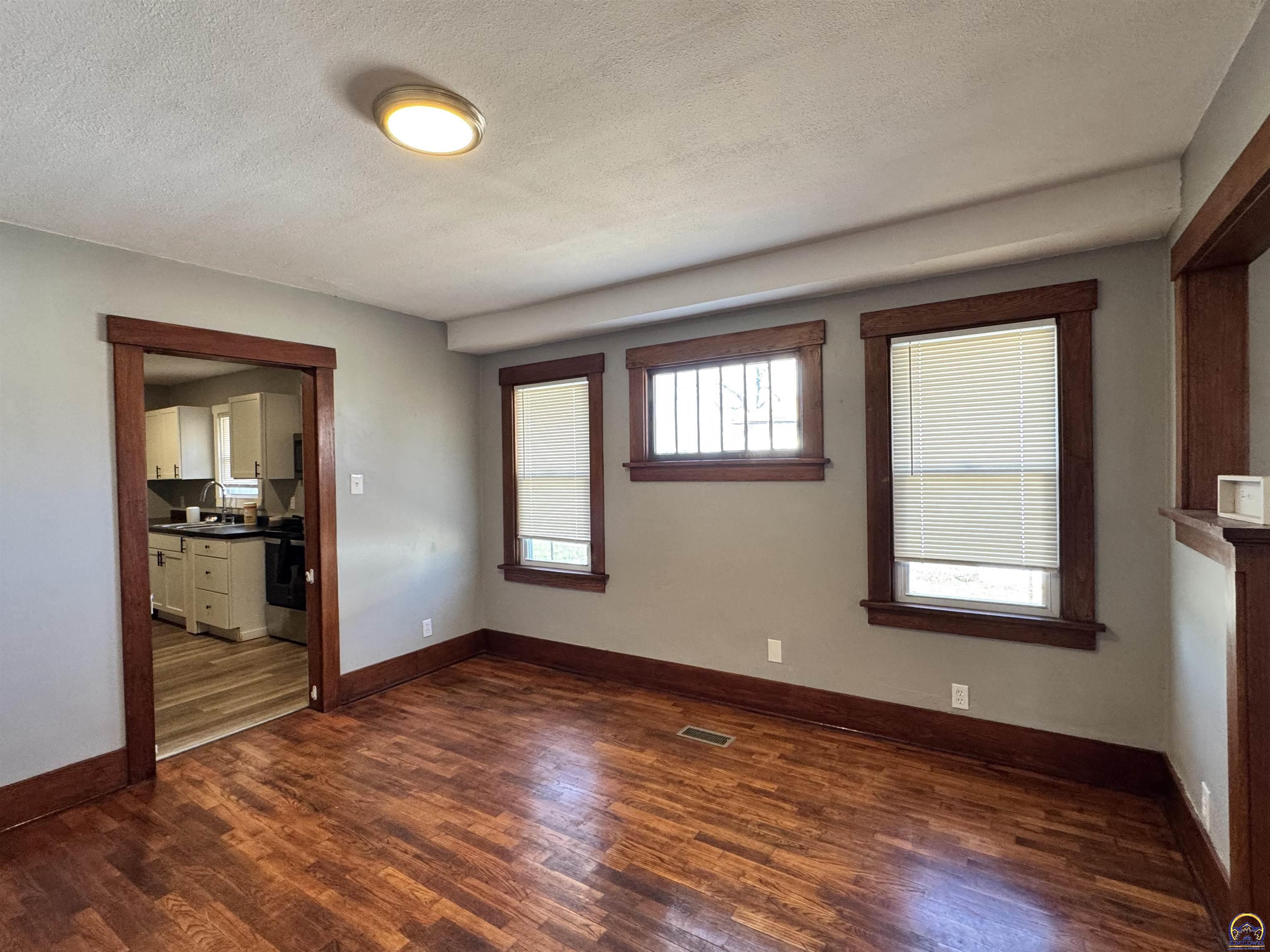329 Northwest Waite Street Topeka, KS 66606 - Photo 8 of 41