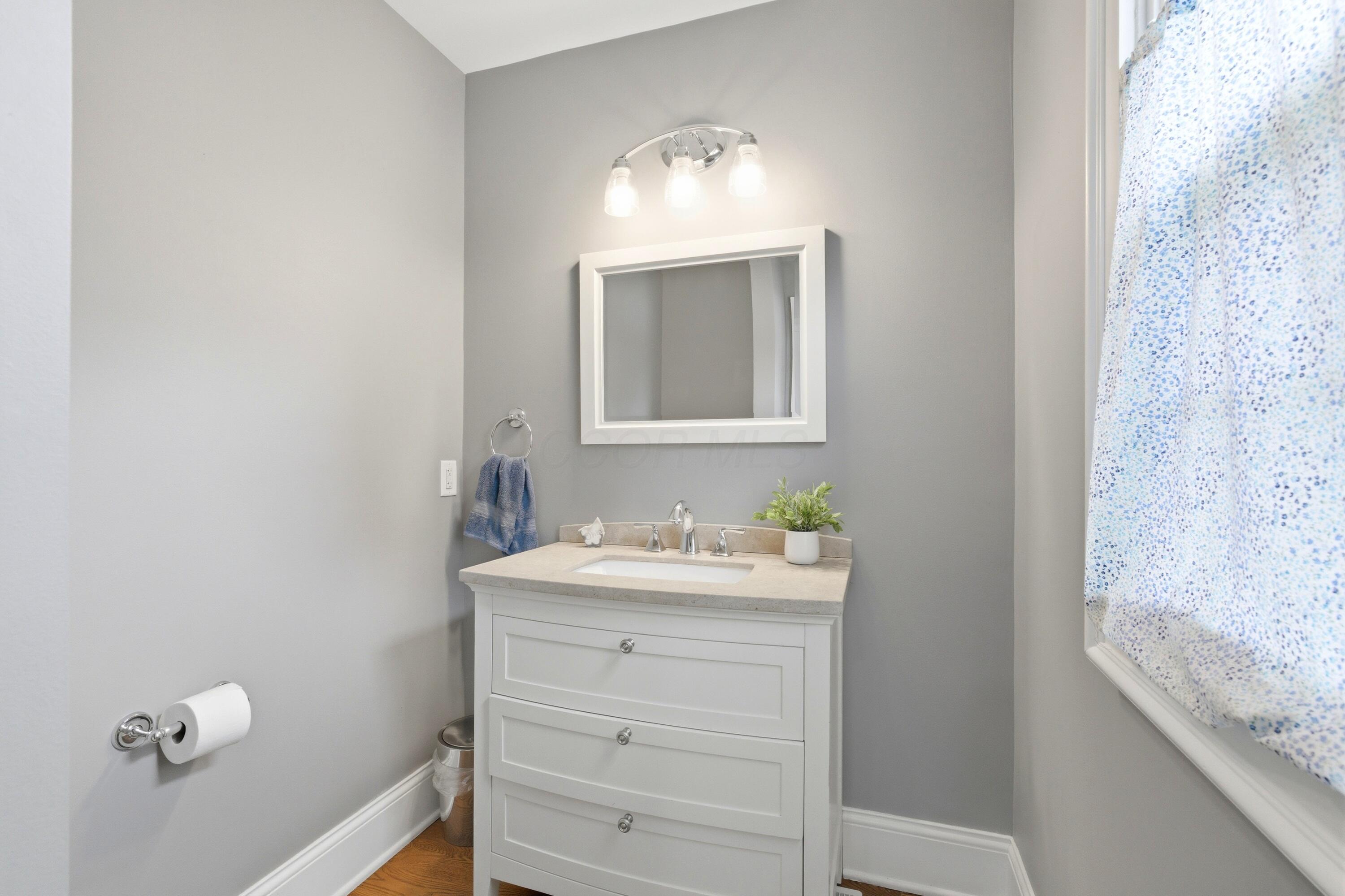 2565 Bexley Park Road Bexley, OH 43209 - Photo 28 of 55 1st floor half bath