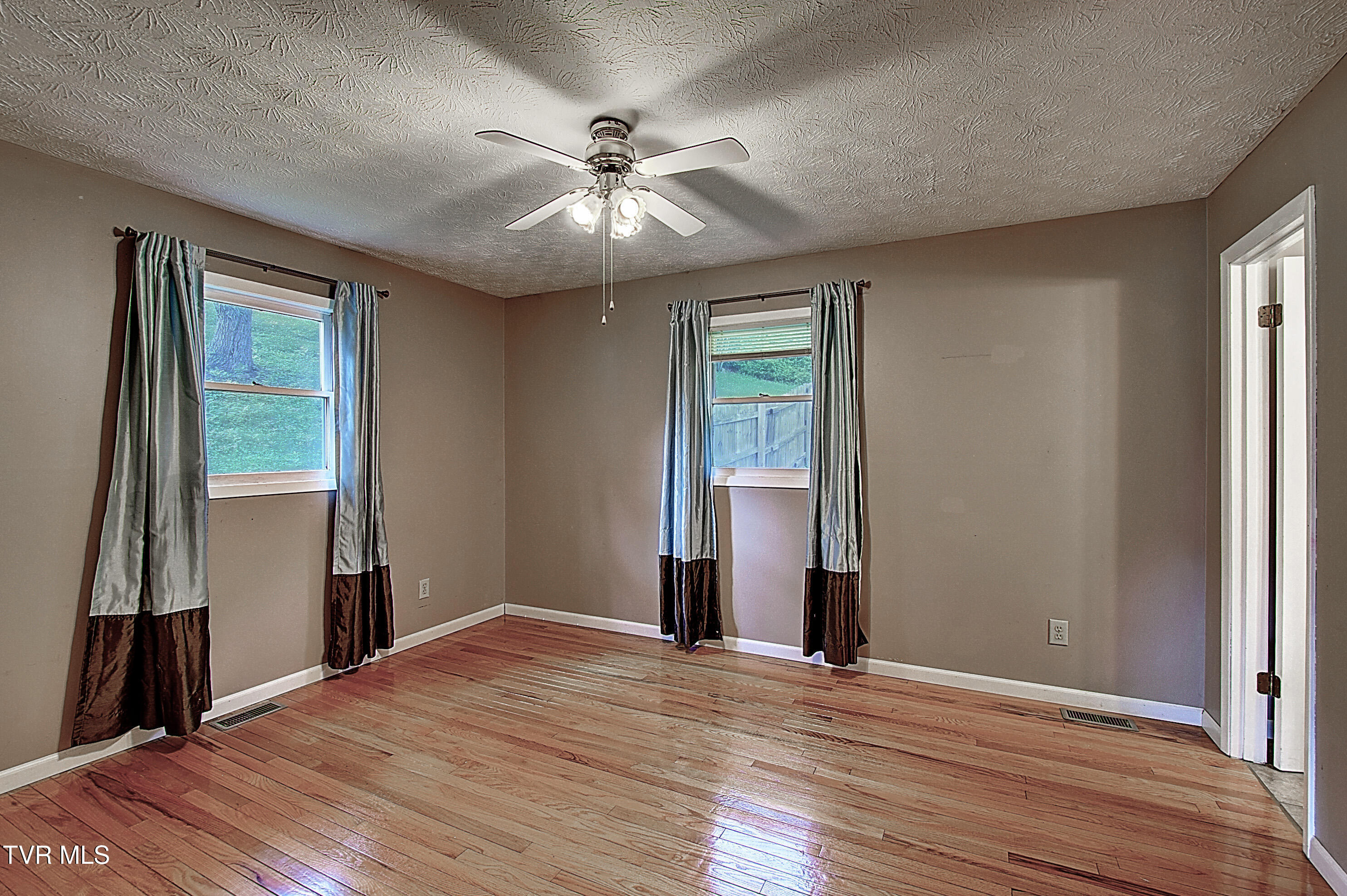 120 Russell Lane Hampton, TN 37658 - Photo 14 of 34 DSC_0238And8more