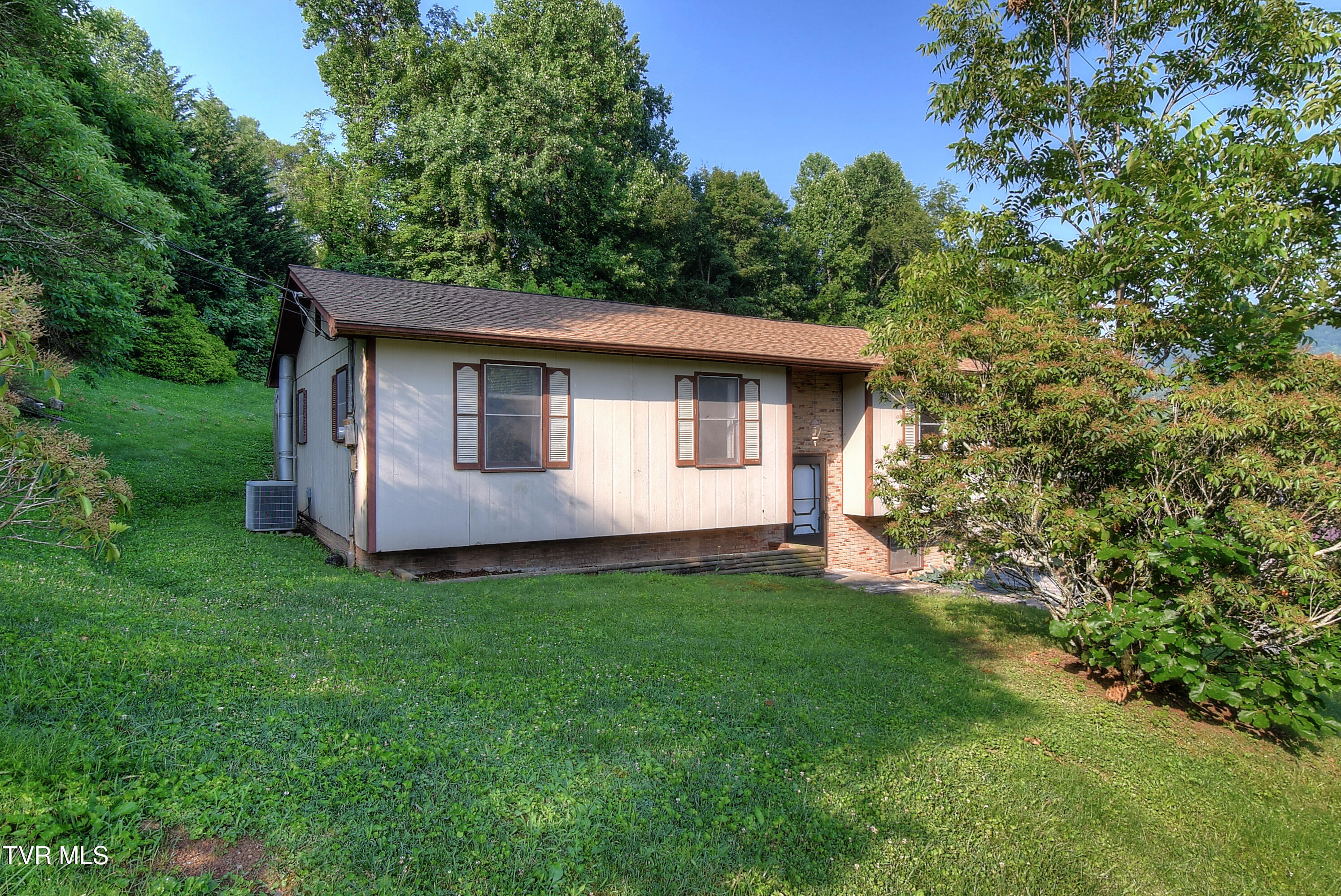 120 Russell Lane Hampton, TN 37658 - Photo 2 of 34 DSC_0025_26_27_28_29_30