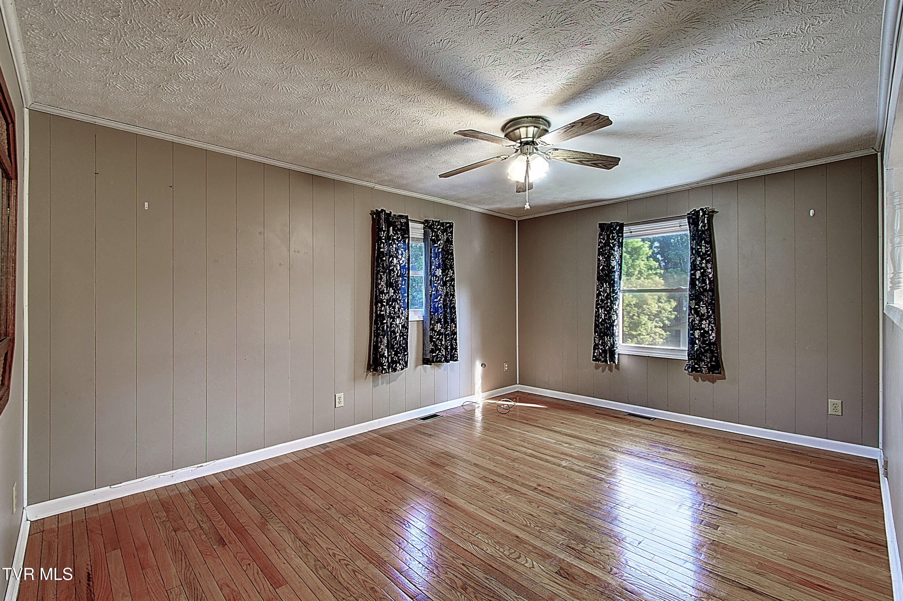 120 Russell Lane Hampton, TN 37658 - Photo 6 of 34 DSC_0085And8more