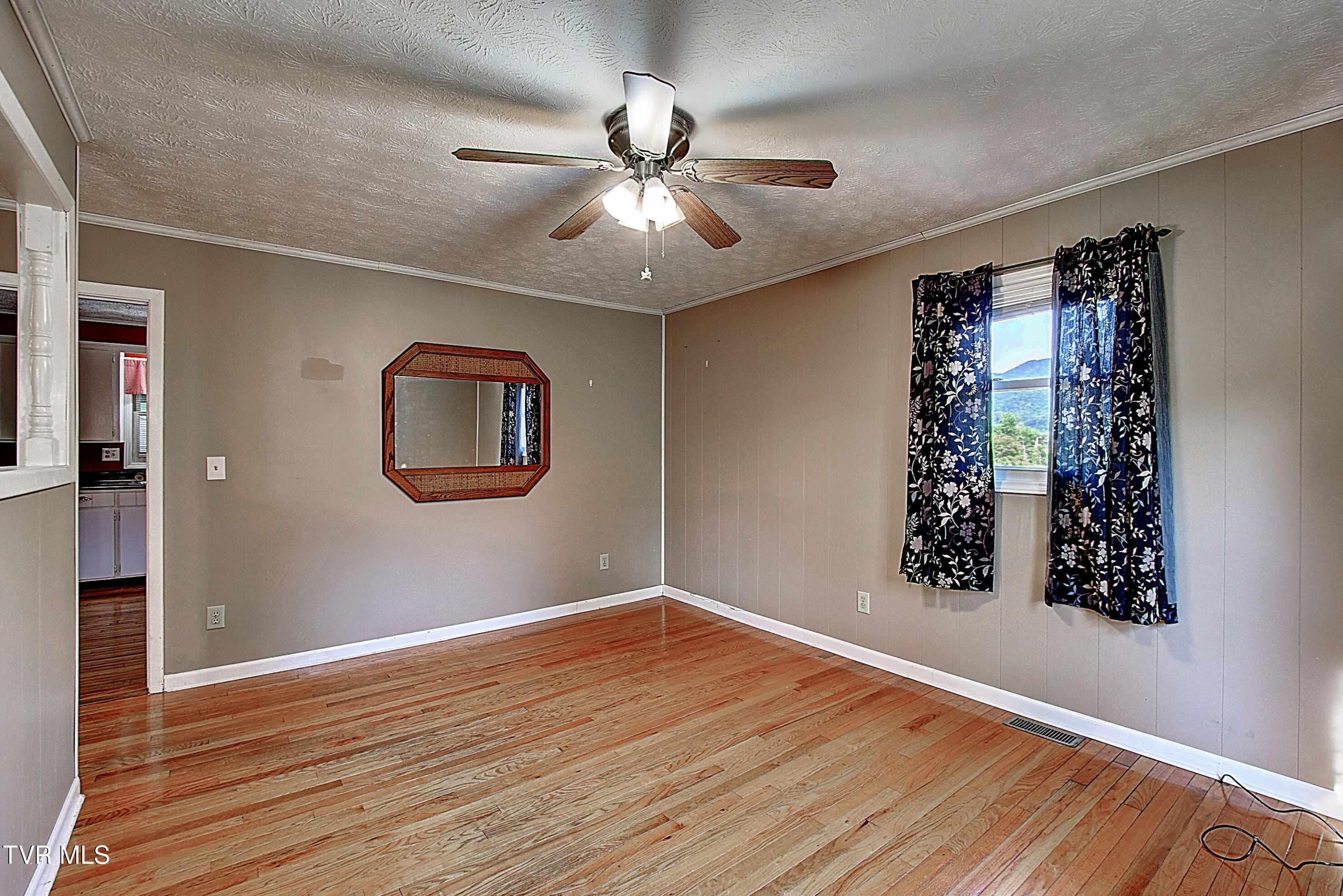 120 Russell Lane Hampton, TN 37658 - Photo 9 of 34 DSC_0148And8more