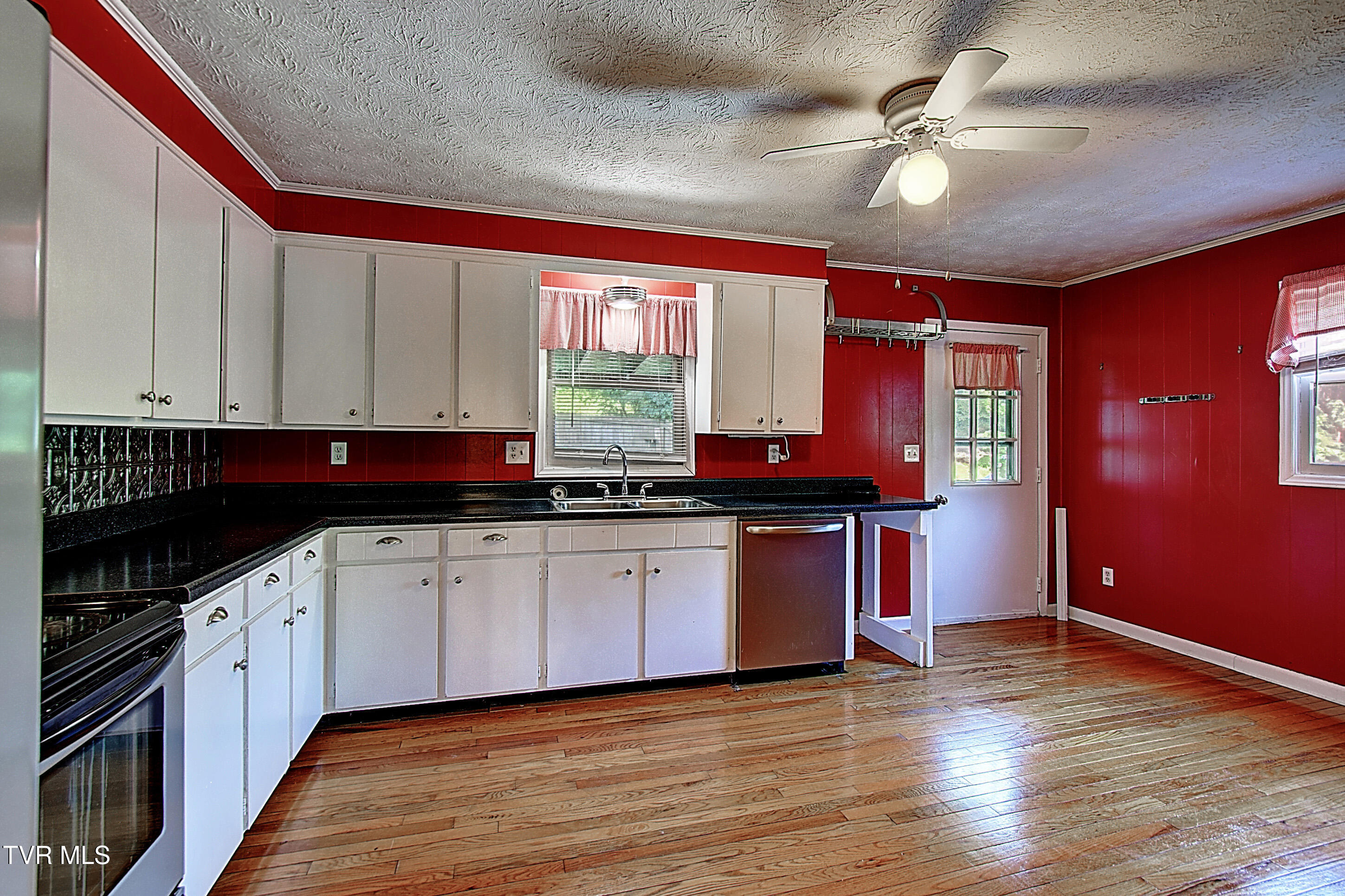 120 Russell Lane Hampton, TN 37658 - Photo 10 of 34 DSC_0157And8more