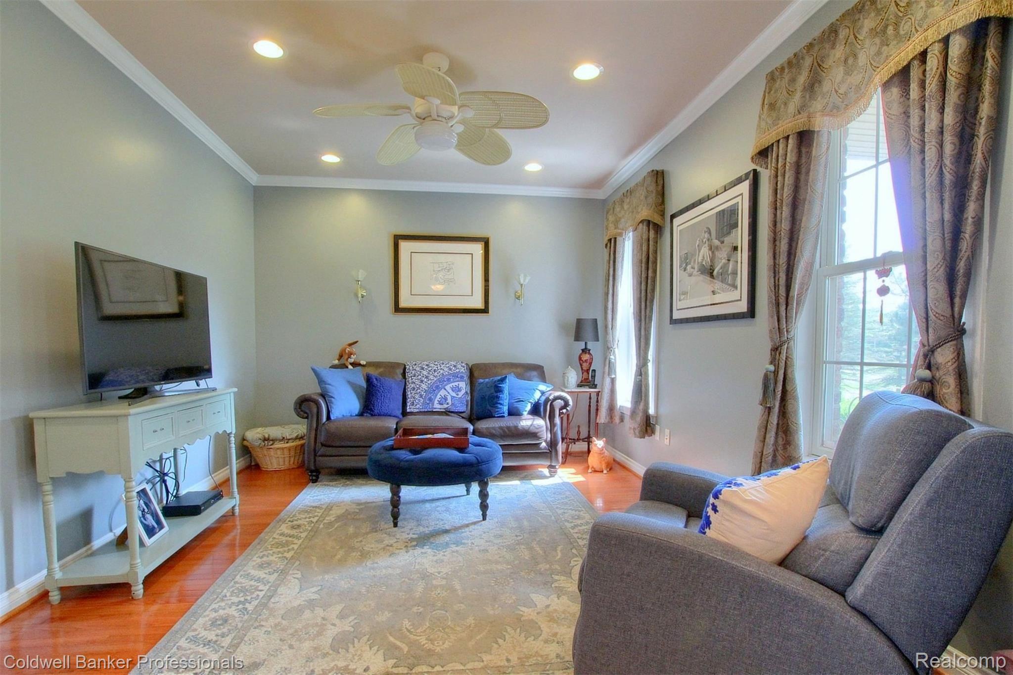 7-Living Room.jpg