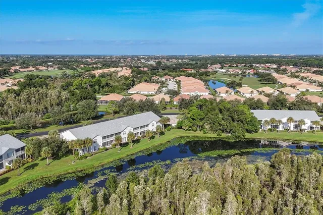 a view of yard with green space