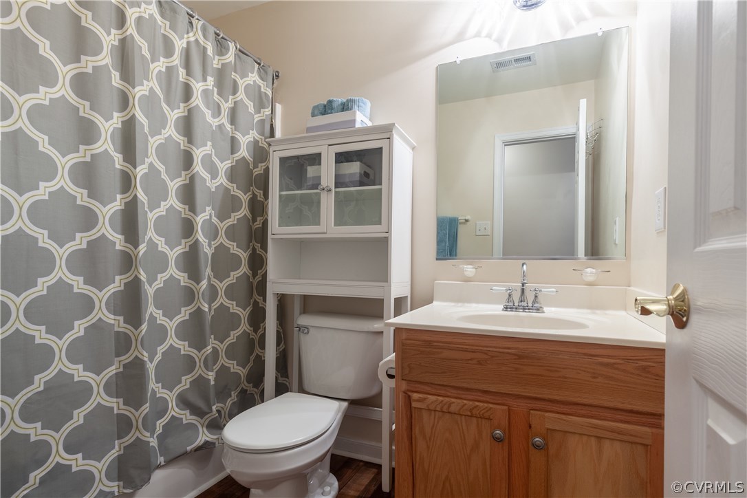 4367 Stately Oak Road North Chesterfield, VA 23234 - Photo 25 of 31 The hall bath has a tub/shower combo.