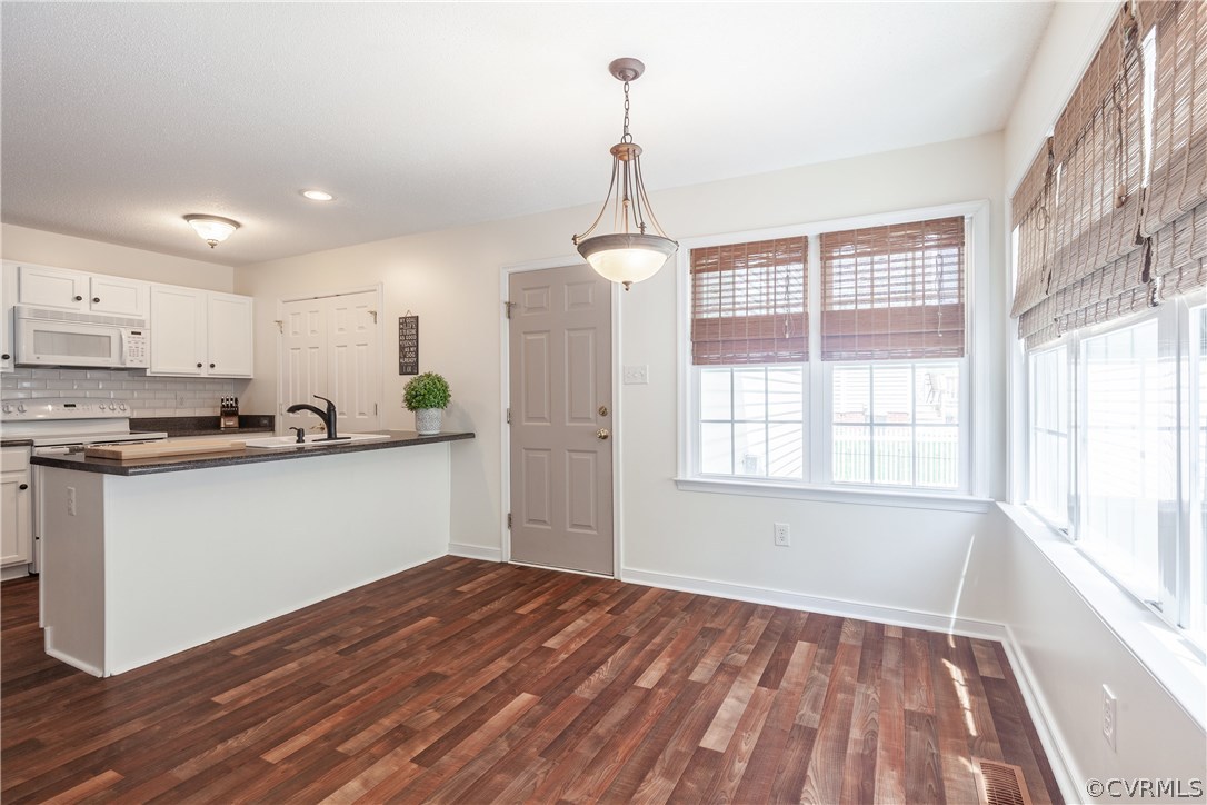 4367 Stately Oak Road North Chesterfield, VA 23234 - Photo 3 of 31 A nice, bright kitchen with a breakfast bar, pantr