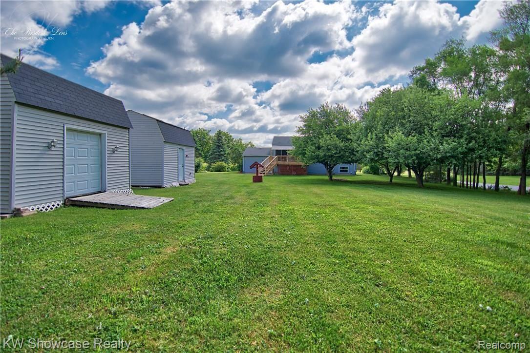 18364 Hickory Ridge Road Fenton, MI 48430 - Photo 10 of 36 18374HickoryRidgeRdext-10.jpg