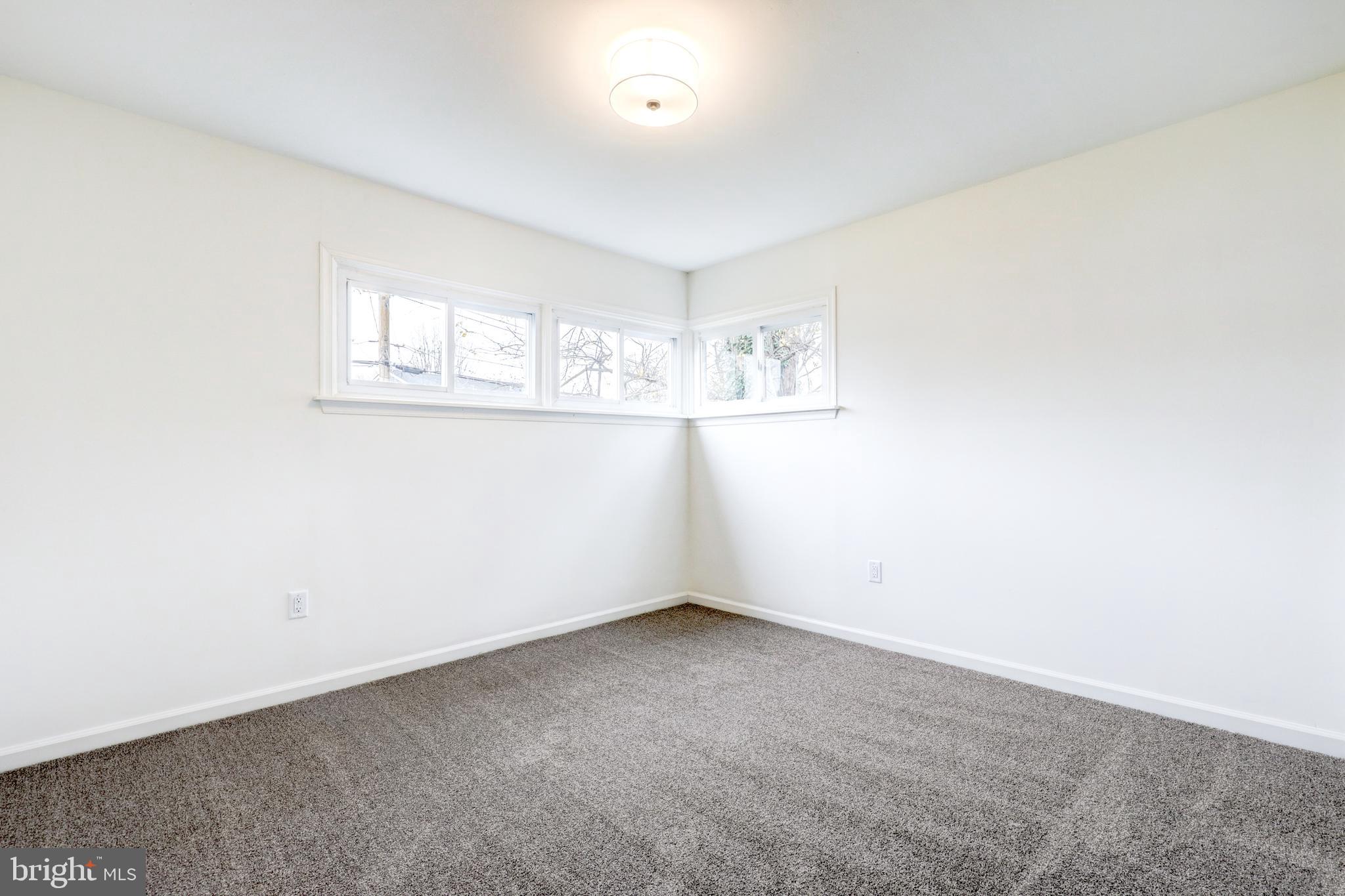 31 Nature Lane Levittown, PA 19054 - Photo 14 of 33 an empty room with windows