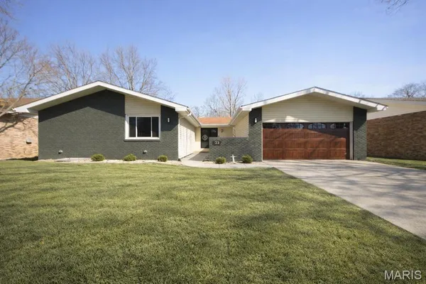 $340,000 | 23 Red Oak Drive, Highland, IL 62249