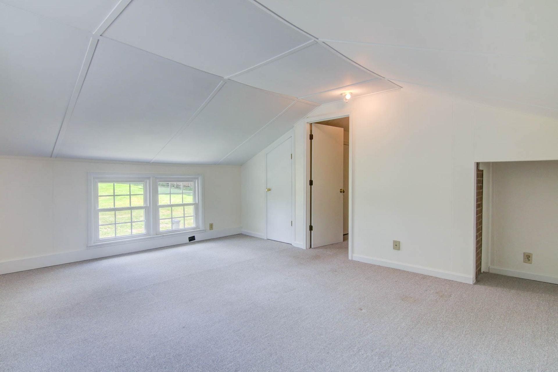 580 Mt Pleasant Church Road Fincastle, VA 24090 - Photo 21 of 39 an empty room with windows and closet