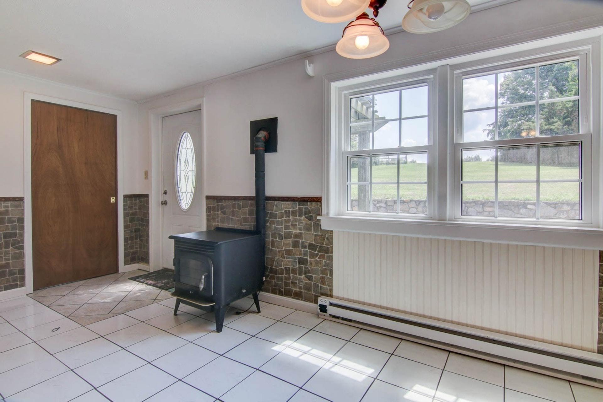 580 Mt Pleasant Church Road Fincastle, VA 24090 - Photo 4 of 39 a living room with furniture and a window