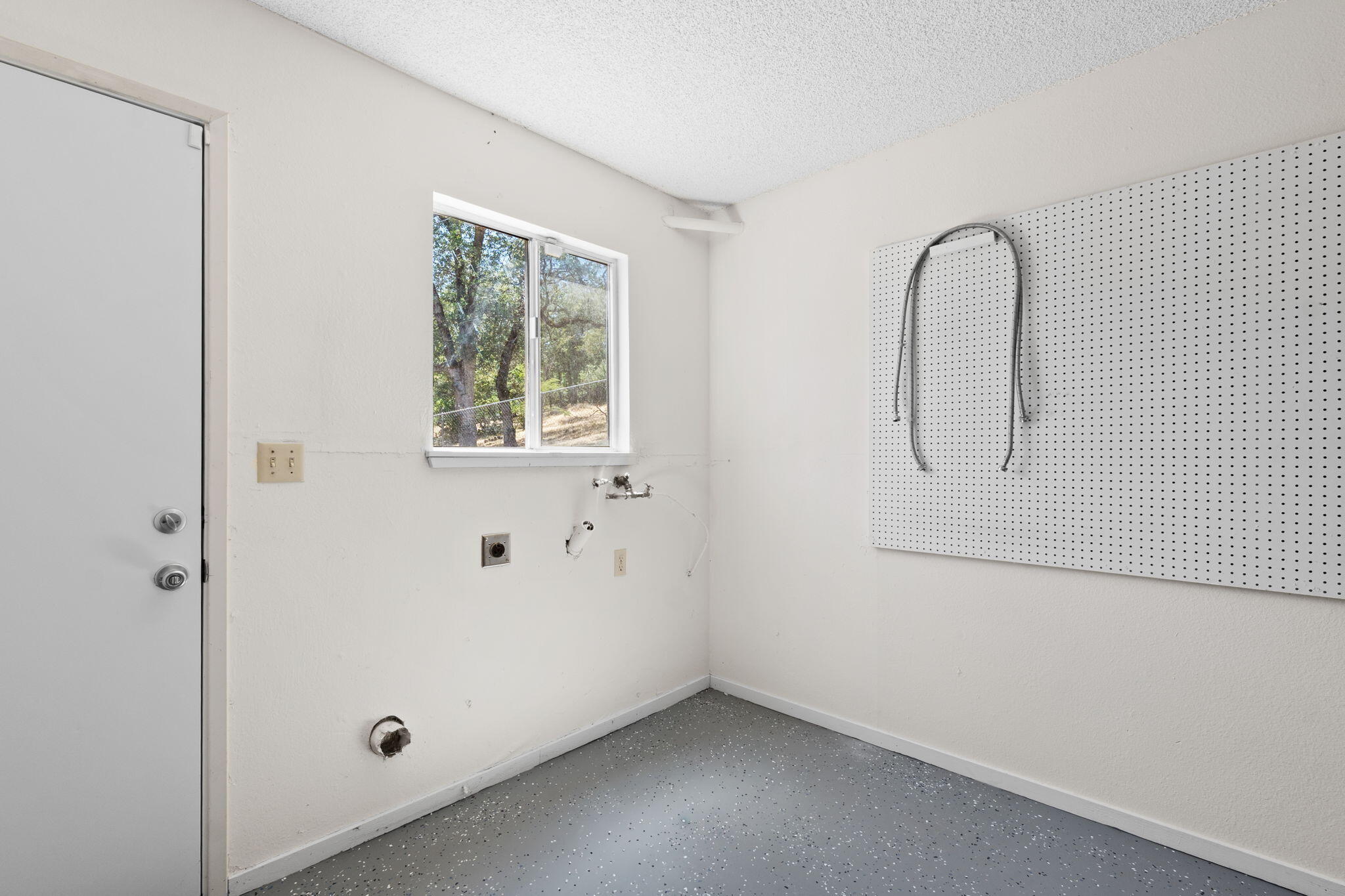 8741 Prospectors Road Redding, CA 96001 - Photo 33 of 60 Laundry Room