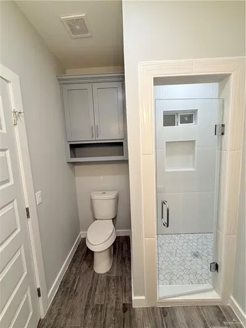 a view of a backyard with pathway